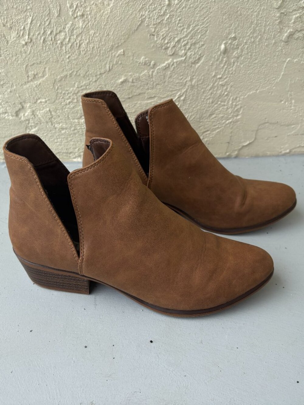 Crochet Women's Size 7 Brown Faux Suede Ankle Boots Low Block Heel V-Cut Booties